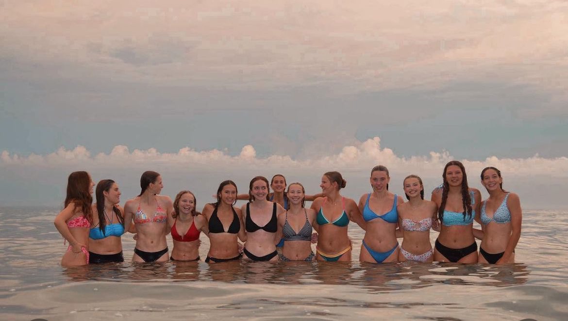 calischultz3's tweet image. First game of senior 🏐 got canceled because of a power outage😭 We made a team bonding day of it and hit the sand courts and beach after💚🤍🏐 #volleyball #Wisconsin #studentathlete #ncaavolleyball #big10volleyball #collegerecruit #classof2025 #libero #defensivespecialist #NCAA