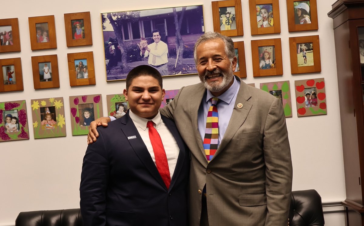 Isaac Alegria ‘26 rubbed shoulders this summer with U.S. lawmakers on Capitol Hill alongside a cohort of Latino youth leaders hosted <a href="/CHCI/">CHCI</a>. Isaac’s story is one of dozens from our students’ summers supported by the Sage Hill #Internship Program. Read more bit.ly/3XmUuLM