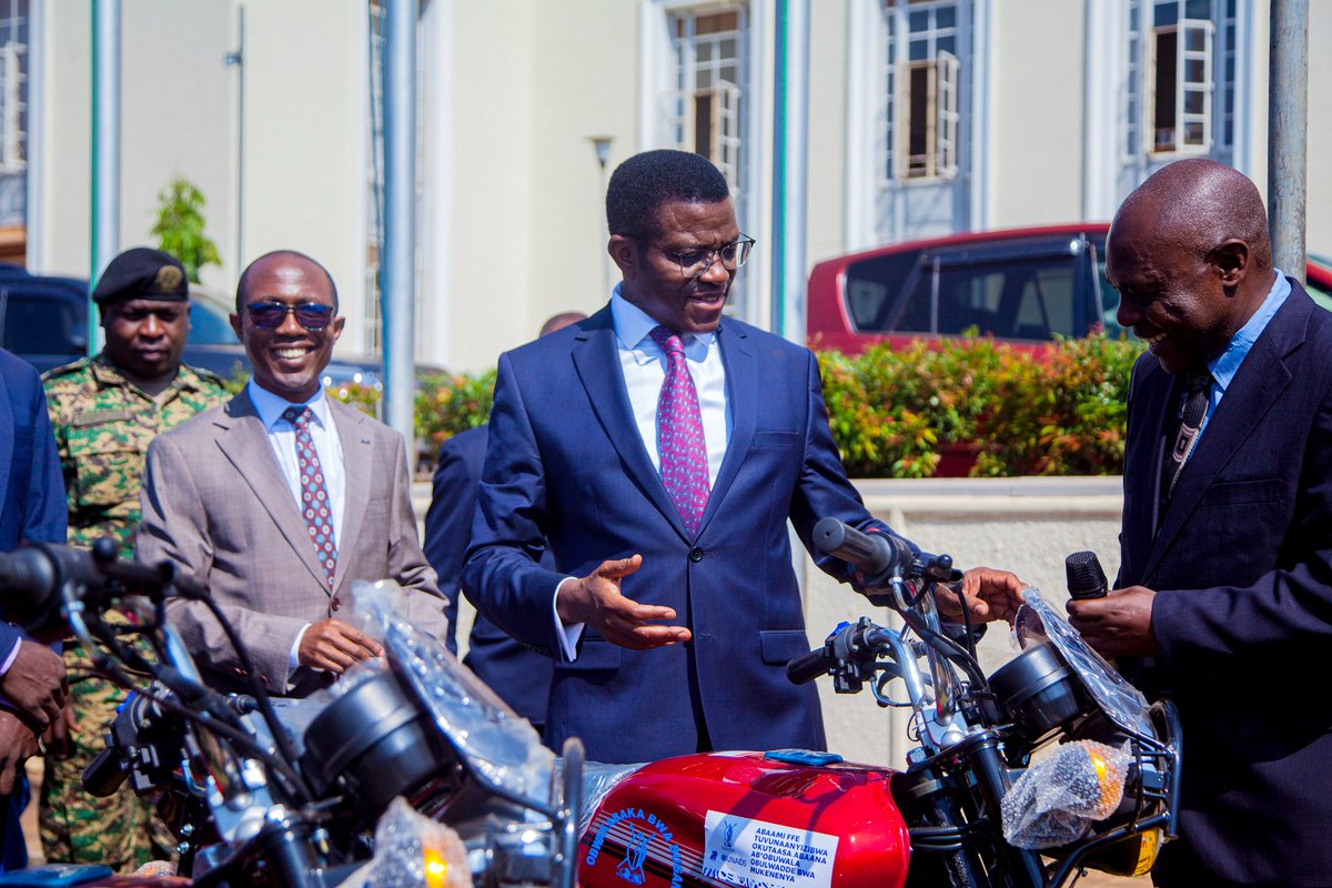 Hood Bin Halal tweet media