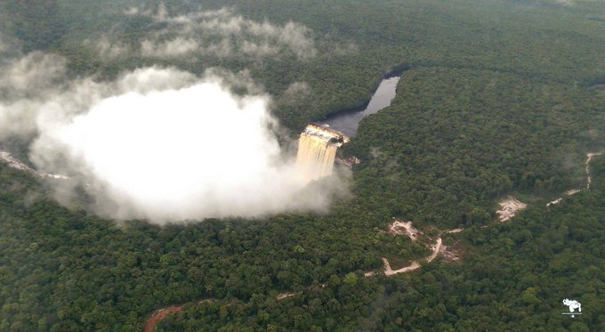 AntroCanal's tweet photo. Cataratas Kumerau en el estado Guayana Esequiba. VENEZUELA. Situadas en el río Kurunpung. #MiMapa #10Sep https://t.co/DWPHOF3H9K