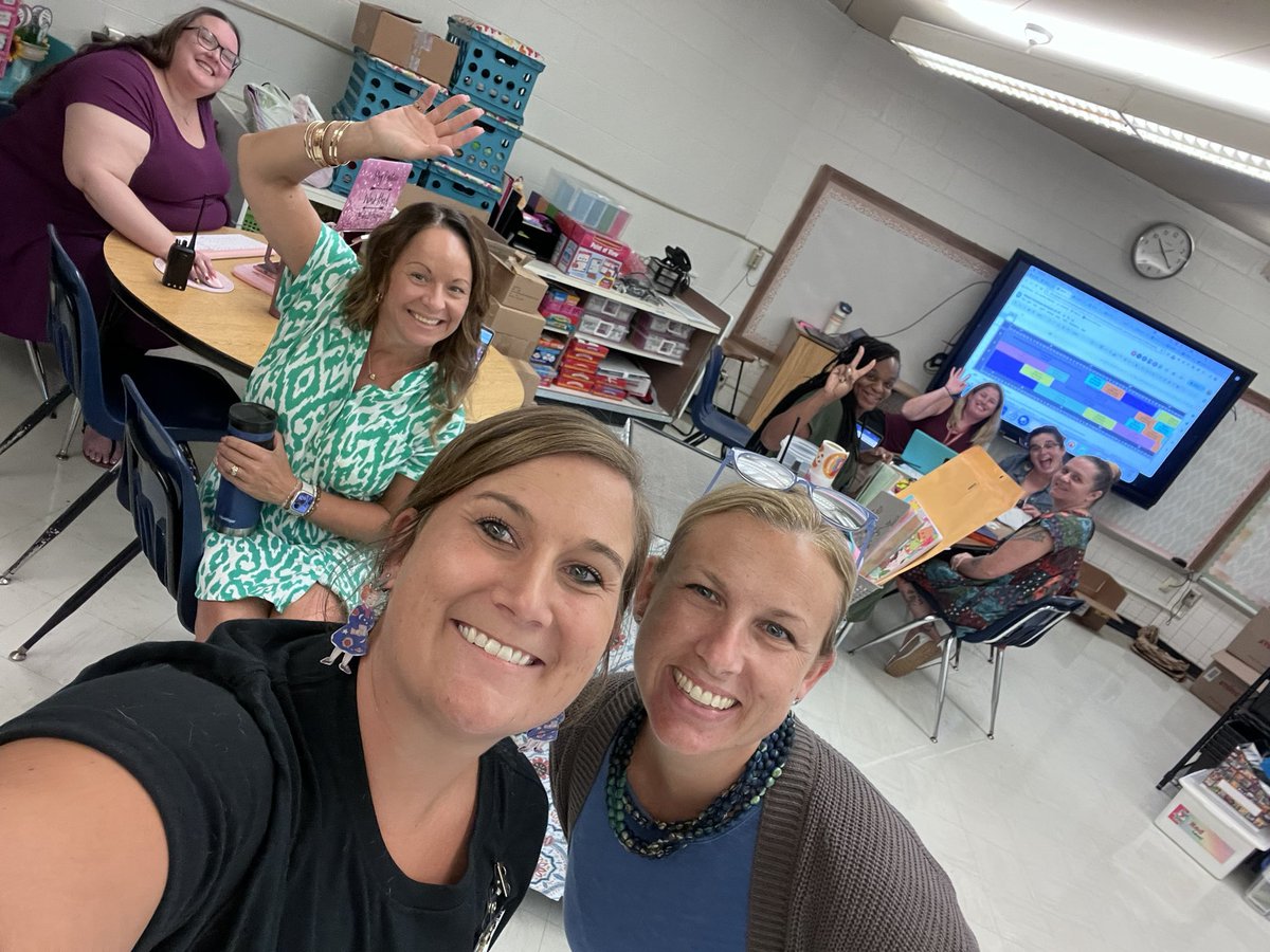 SciDavisGoodwyn's tweet photo. Day 3 of the science department quest! It makes my heart so full to be greeted with smiles and hugs! #DiscoverTheMagicOfScienceEveryDay @HamptonCSchools @HCS_ScienceDept https://t.co/9wrTr8xTTg