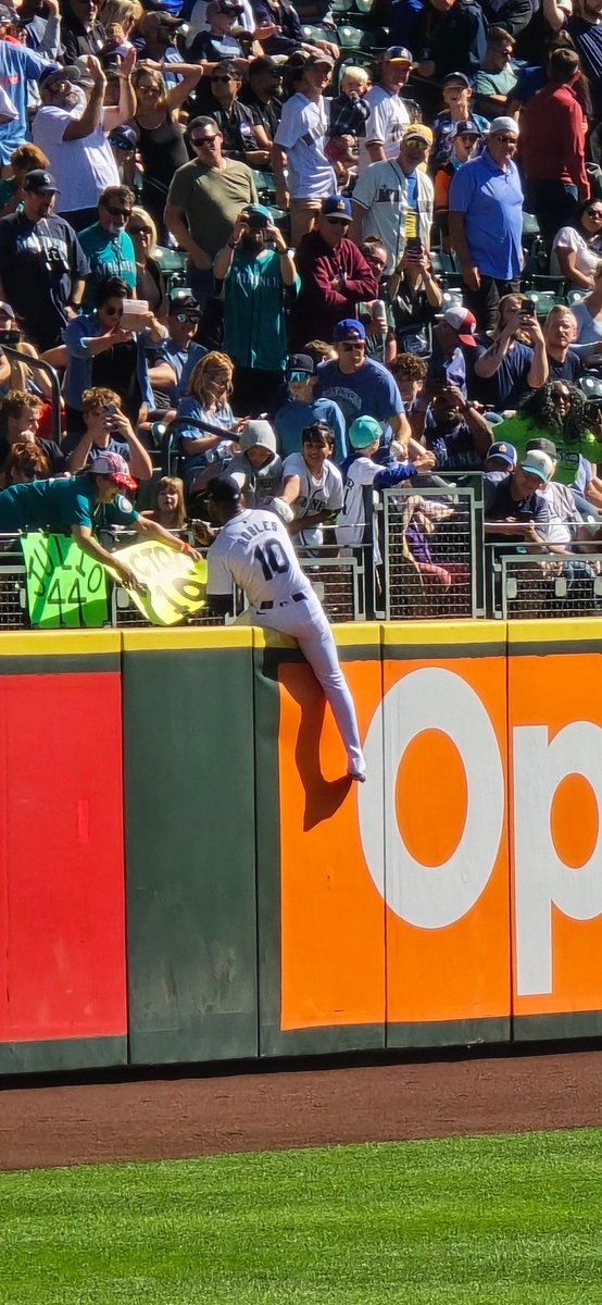 CenterFieldSpts's tweet image. Havent seen this before Victor Robles climbs the fence between innings to sign autographs @Mariners @RyanDivish