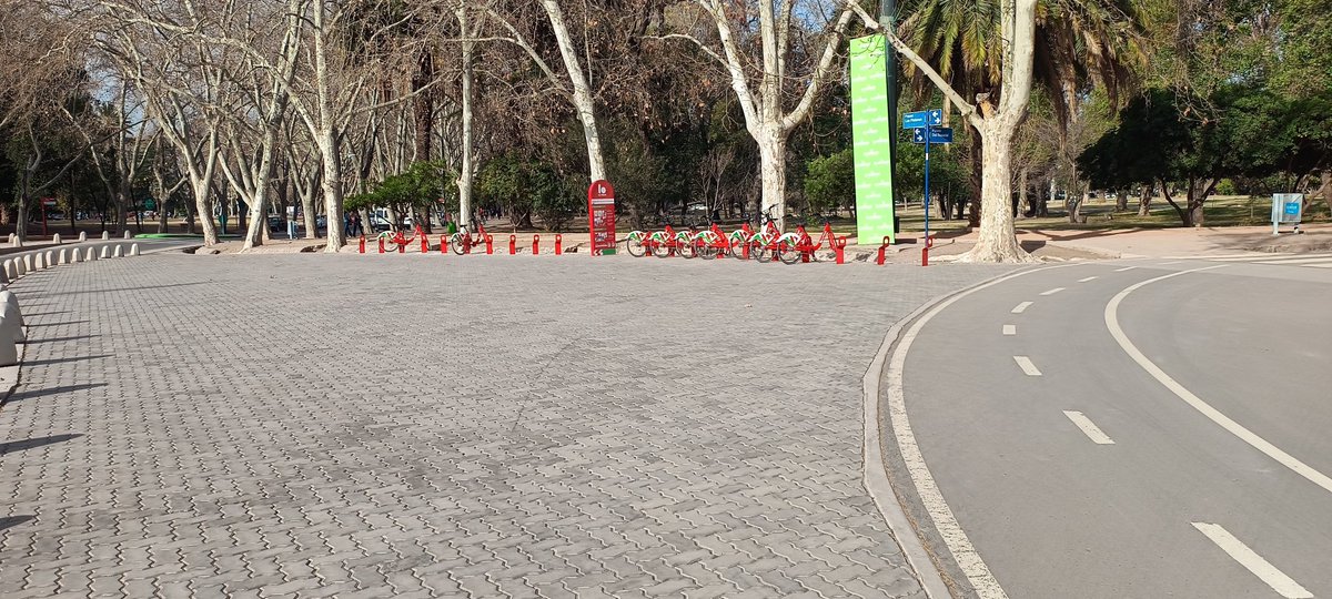 CuyoNoticias's tweet photo. Más puestos de anclaje de las #bicicletascompartidas en #Mendoza ahora se sumaron 4 más y se amplió una en la Fuente de los Continentes.Mas unidades #bicitran para una movilidad sostenible que está cumpliendo su primer año en las calles #bicicletaamiga https://t.co/DvPZBgPhAZ
