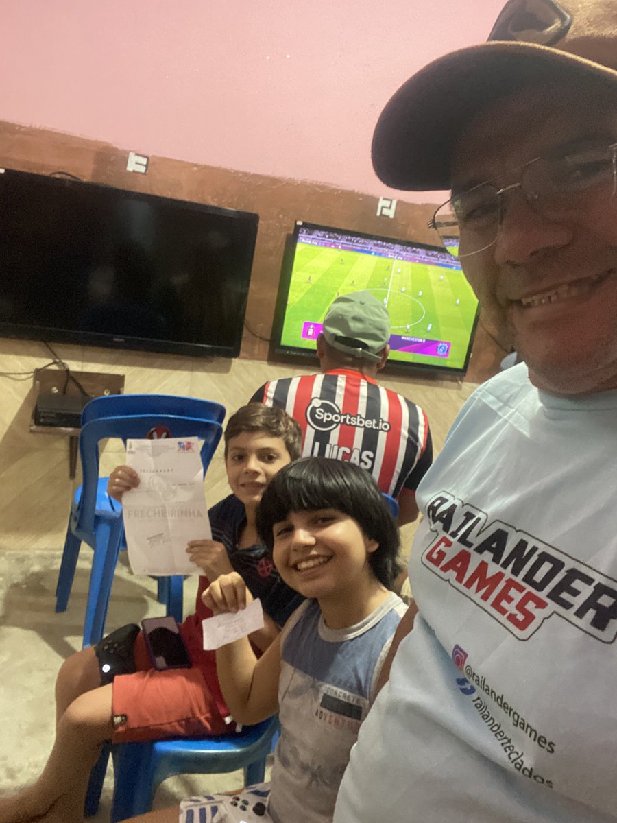 FacanhaVicente's tweet photo. Criançada tá gostando da ideia de merendar e jogar gratuitamente https://t.co/fZLDfO8Qgo