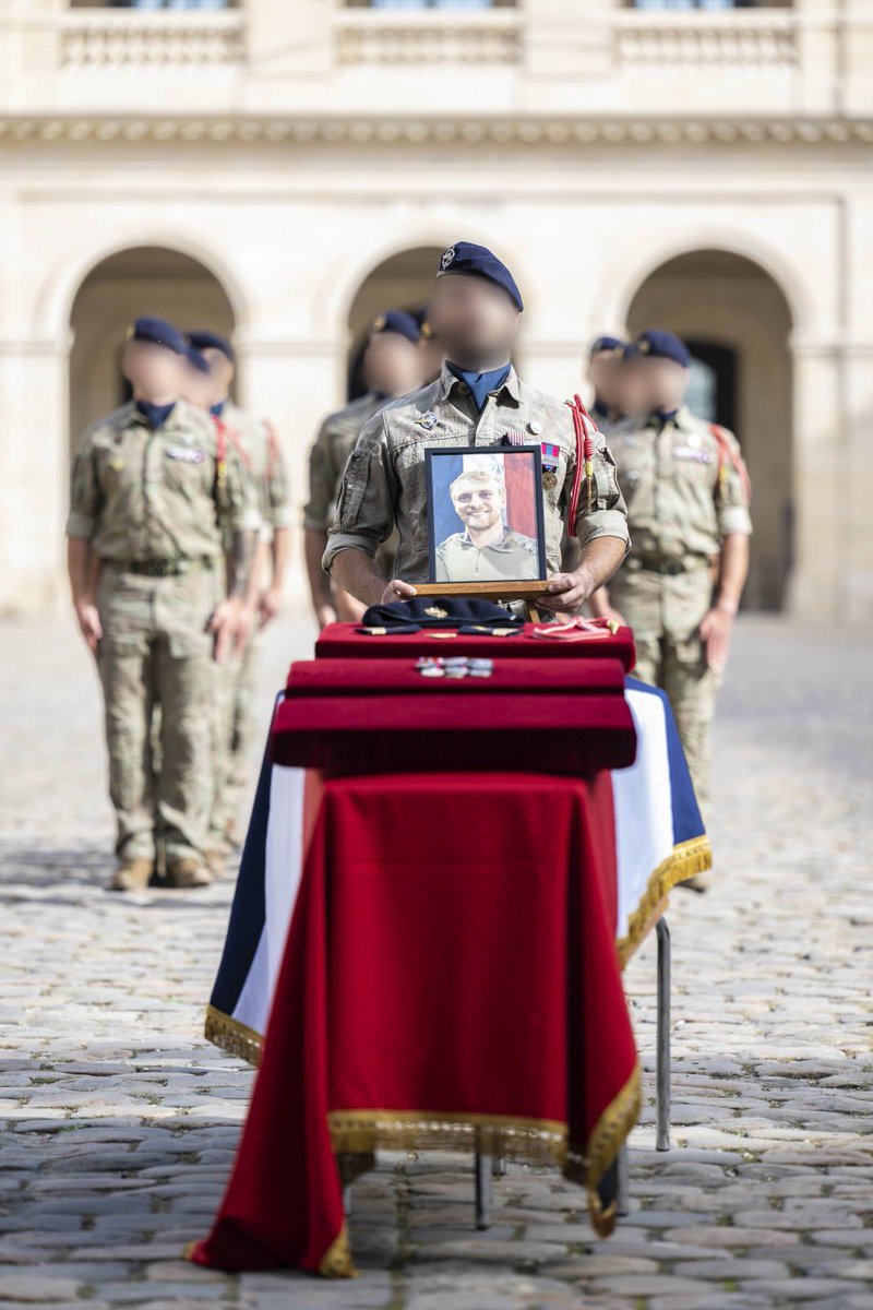Fs_francaises_'s tweet image. En ce jour, nous nous souvenons de son sacrifice pour la défense de nos valeurs et de notre liberté. 

Sa bravoure et son dévouement sont une source d'inspiration pour nous tous. 🌟