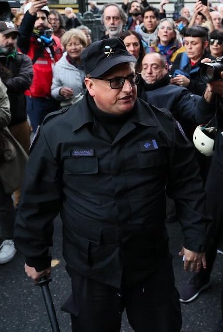Este sorete es muy valiente con el palo en la mano para reprimir jubilados, no?
Mírenle bien la cara de cobarde. Su familia debe estar muerta de vergüenza.