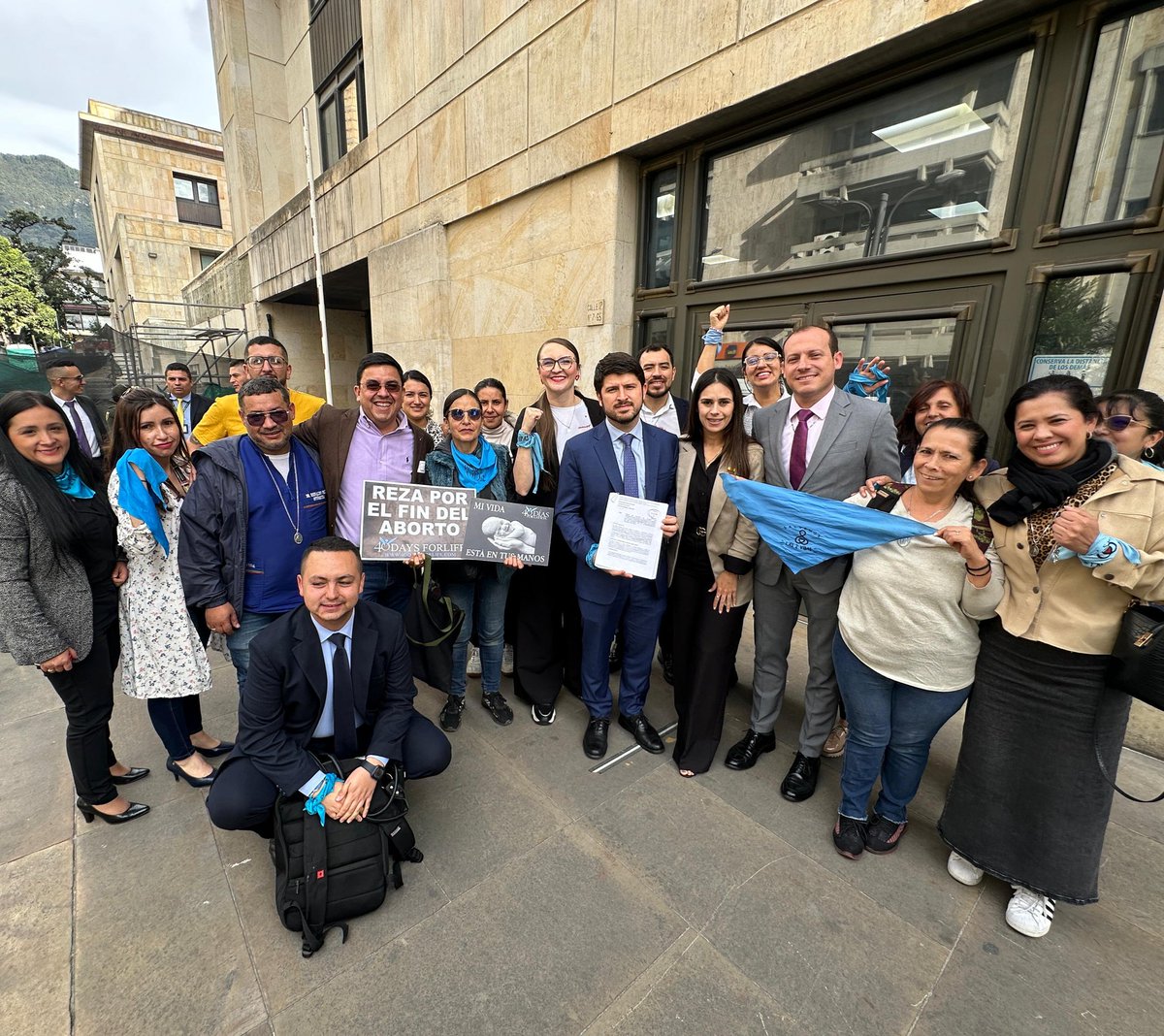 LuismLopezA's tweet photo. ¡Le cumplimos a Colombia y a los bebés no nacidos!

Radicamos la Acción de Nulidad contra la #CircularDeLaMuerte expedida por @Supersalud dando instrucciones para realizar abortos.

Seguimos con acciones concretas:
- Radicamos nuestro proyecto "Vivo desde la Concepción"
- Presentamos esta acción de nulidad para detener los alcances de esa circular
-La próxima semana tendremos la Primera Convención Nacional Provida 🇨🇴💙

No nos detendremos, cada ataque es una razón más para seguir luchando por la Vida 💪🏻

Contamos con sus oraciones 🙏🏻