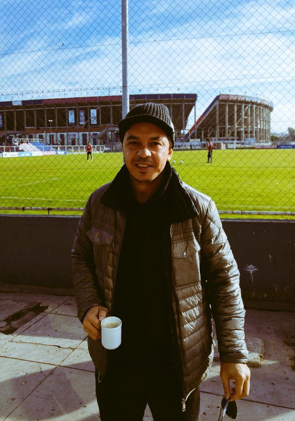 Colgó a Gattoni, no pone a Bareiro y bajó la llegada de Muniain.

El muñeco? Cuervazo.