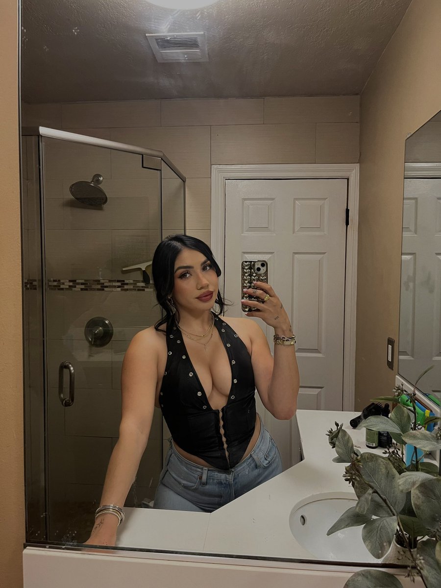 Cute 🍒 pics in your DMs if you say “hi” ( serious )