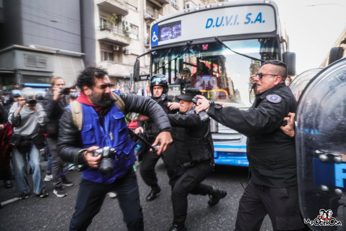 gargantapodero's tweet photo. Jubiladas y jubilados desde el Congreso a la Rosada, entre palos y gas pimienta. 

Pero recuerden, "¡somos más pueblo que milicos!". https://t.co/WiG94TVatz
