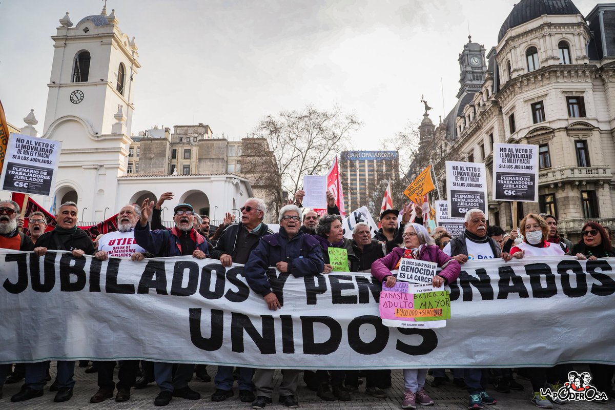 gargantapodero's tweet photo. Jubiladas y jubilados desde el Congreso a la Rosada, entre palos y gas pimienta. 

Pero recuerden, "¡somos más pueblo que milicos!". https://t.co/WiG94TVatz