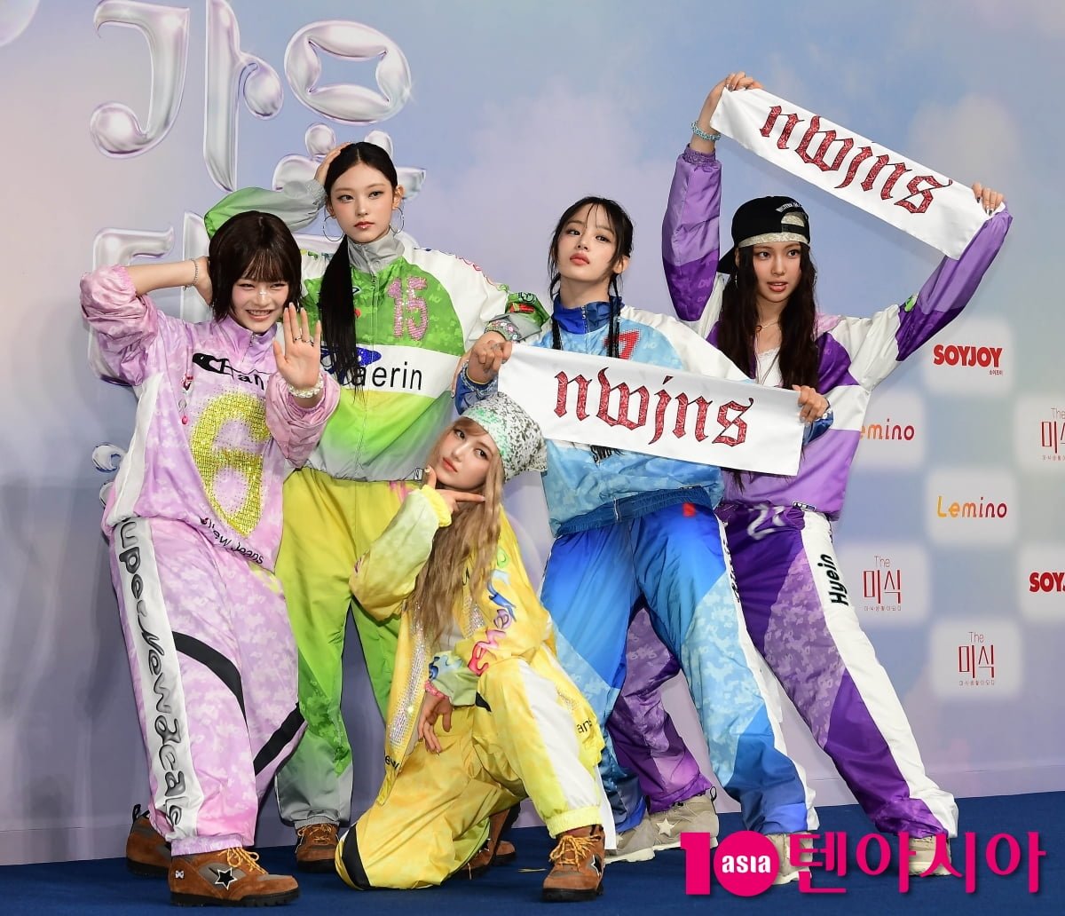 ꒰ა ˚₊ they lit up the 2024 SBS Gayo Daejeon blue carpet! meow-rin looked fantastic in her cute green Power Ranger-style outfit, and the rest of the group looked great in their bright colours, too. they brought such a fun, lively vibe, making the blue carpet extra special⭑.ᐟ