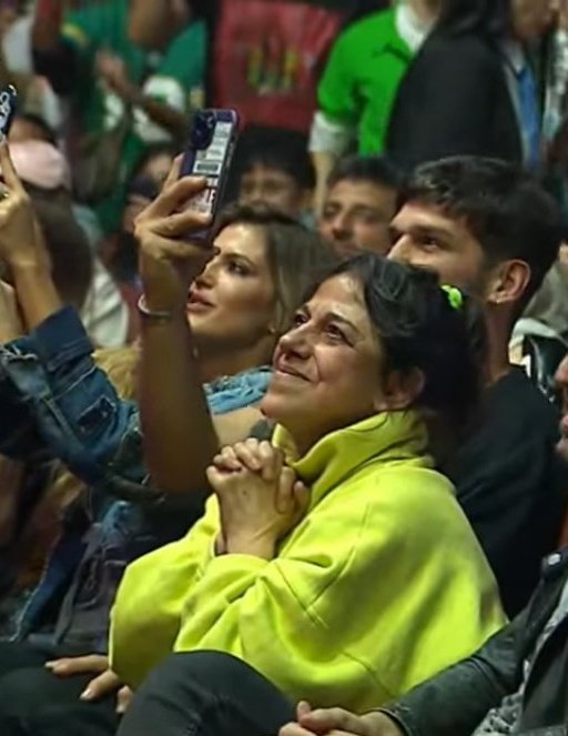 Julia soy yo mirando el #CrisMorenaDay