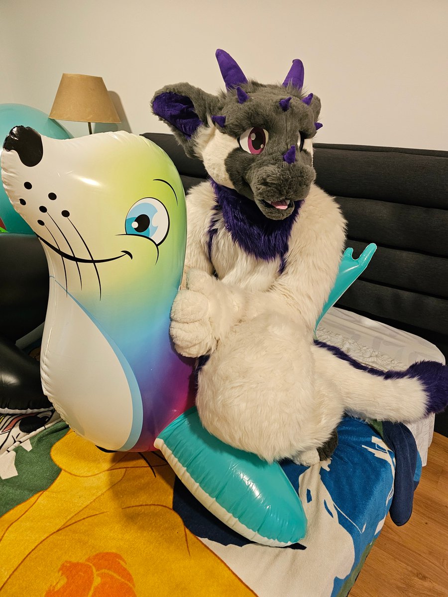 cukinfluff's tweet photo. Halfway across the week already. Let's have some fun :D

✂ @UrsidaeSuits 
📷 @Saylight2 https://t.co/bHX0TMDklG