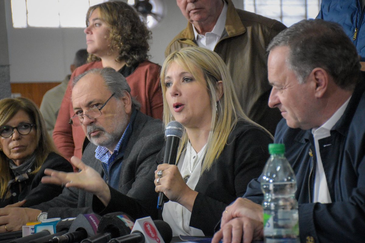 pnacional_fda's tweet photo. En equipo se recibió a la fórmula del @PNACIONAL @AlvaroDelgadoUy y @Valeriaripoll3 
El Club Artigas lleno de ilusión y esperanza https://t.co/54j0cxQ52y