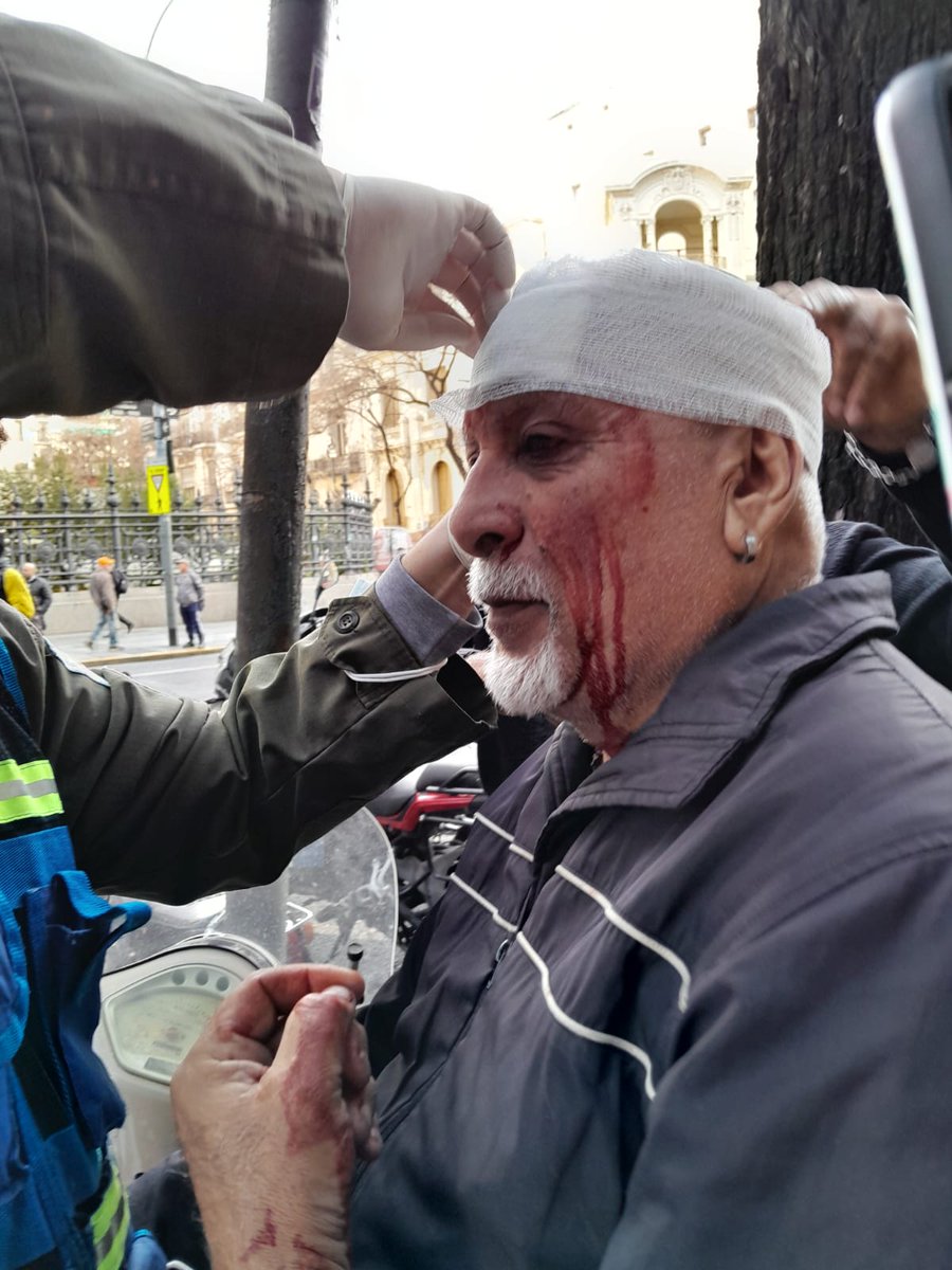 Estos abuelos estuvieron a tu lado estudiante universitario, luchando por tus derechos.
Hoy esta enfermo, hambriento y SOLO.
Que triste.