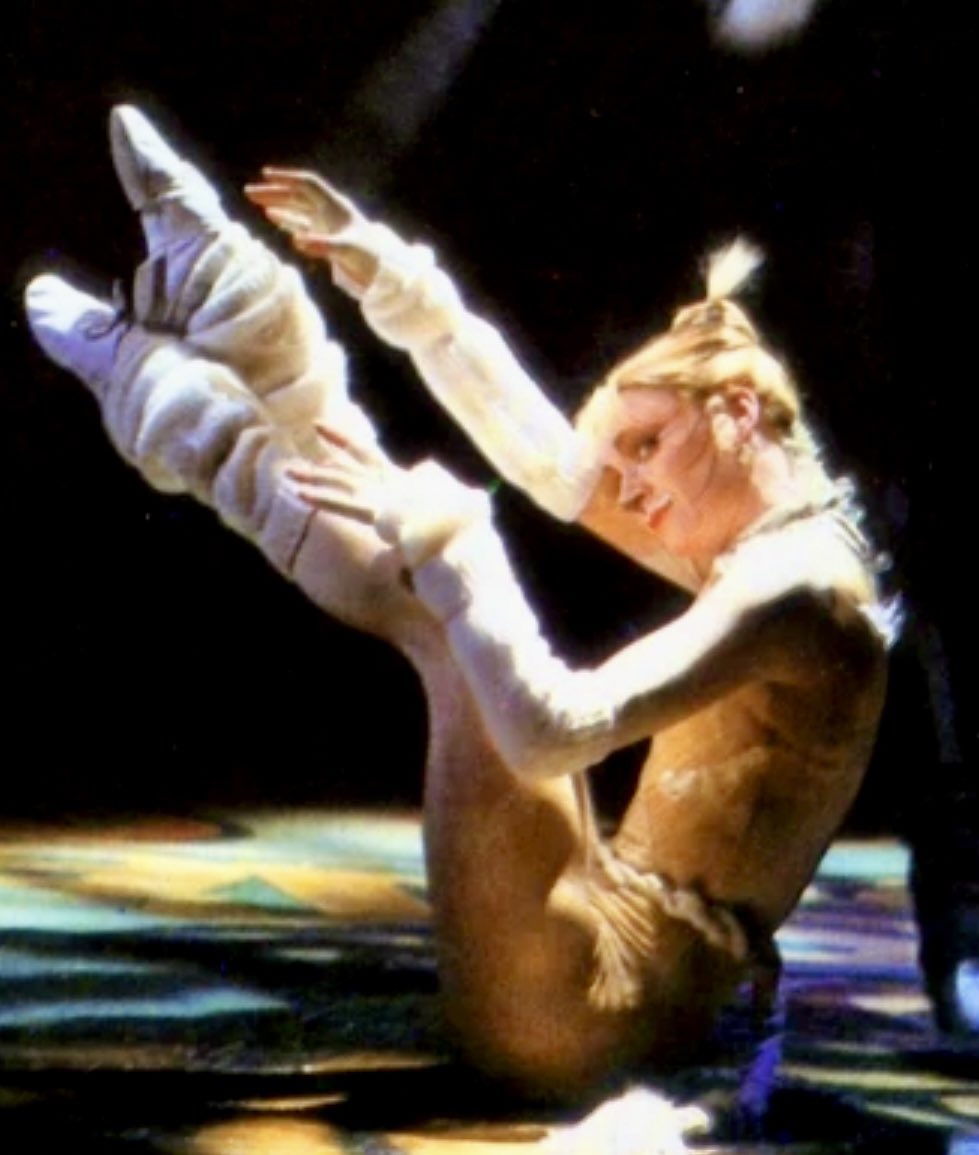 Annasbesttop1's tweet photo. ~Finola Hughes originated the role of Victoria, the beautiful white cat, in the play ‘Cats’ in London’s West End…🐈‍⬛ 🤍#mutitalented #Finfan #celebfacts https://t.co/TBim0CppnM