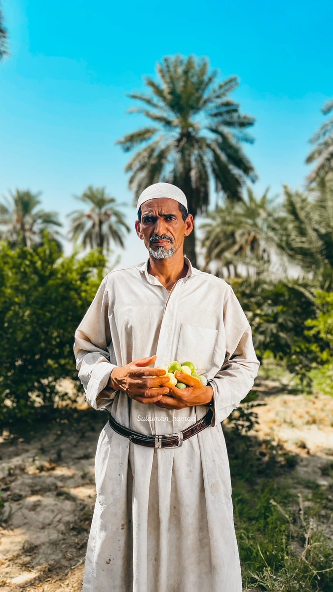 ليس هناك أجمل من أن تزرع الأرض فتصبح خضراء على يديك ..
العم ( علي ) مزارع احسائي ... 
كريم ، بشوش ، حكيم ، كل المعاني الجميلة التي تستطيع قولها تجسد هذا الرجل الطيب ..

اخذت له هذه الصور من جوالي ..