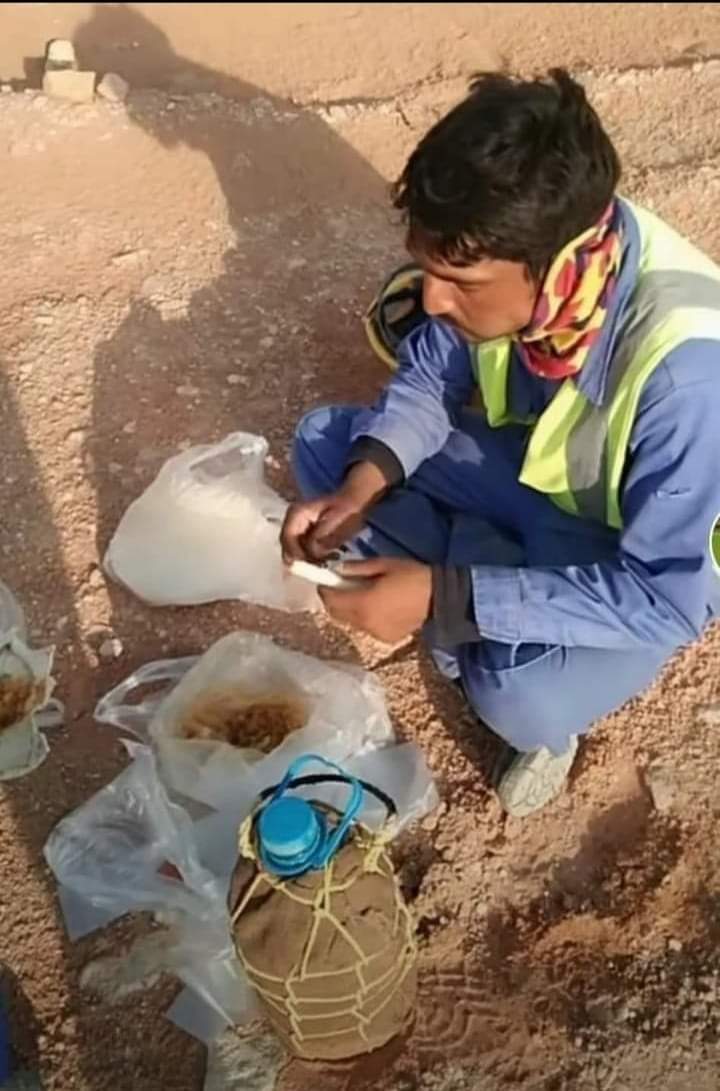 Elec_Essential's tweet photo. گرمی کے شدت بوری میں لیپٹی پانی کی بوتل اور دھوپ میں تپتی ریت کے اوپر بیٹھ کر شاپروں میں لیپٹا کھانا کھاتے ہوئے یہ تصویر دیکھ کر میں بس اتنا ہی کہوں گا کہ پردیس میں جو لوگ اپنوں کے لیے زندگی گزار رہے ہیں وہ کسی جہاد سے کم نہیں... https://t.co/pEzPzDcIhn