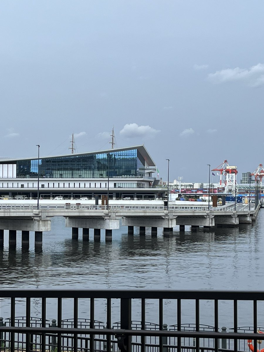 basilisab's tweet photo. 雨が降りそうだけど、
アメリゴベスプッチ号を見に来た
遠くにマストが見える
#itaria
#東京国際クルーズターミナル https://t.co/YKMzbZlOCk