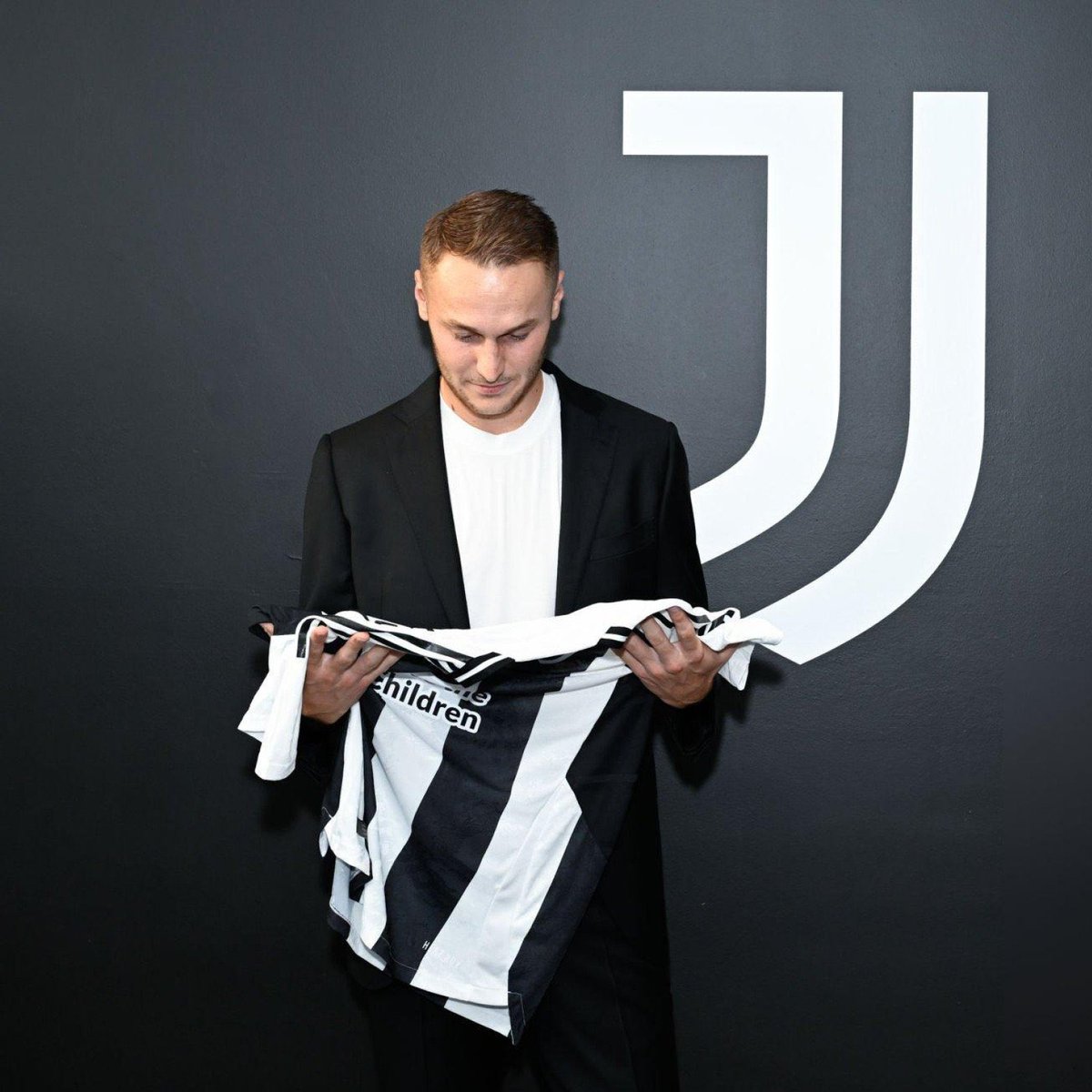 صور من التقديم الرسمي لنجم الوسط كومباينرز🤍🖤☑️

-
-
-

#يوفنتوس
#Juventus 
#Juve