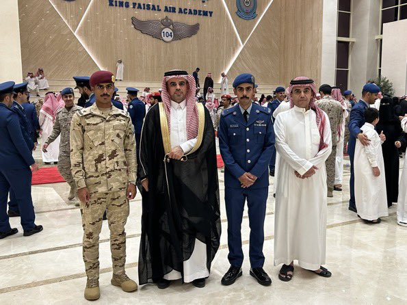 أتقدم بالتهنئة الخالصة لسعادة الأستاذ
بندر بن سعد بن سعود #آل_رشود
<a href="/bandar4343/">بندر الرشود</a> 
بمناسبة تخرج ابنه الملازم طيار (سعد) وحصوله على درجة البكالوريوس والترتيب الأول من #كلية_الملك_فيصل_الجوية
 والتهنئة موصولة لوالدته والأسرة الكريمة .
مزيدًا من التوفيق لخدمة الدين والمليك والوطن 🇸🇦