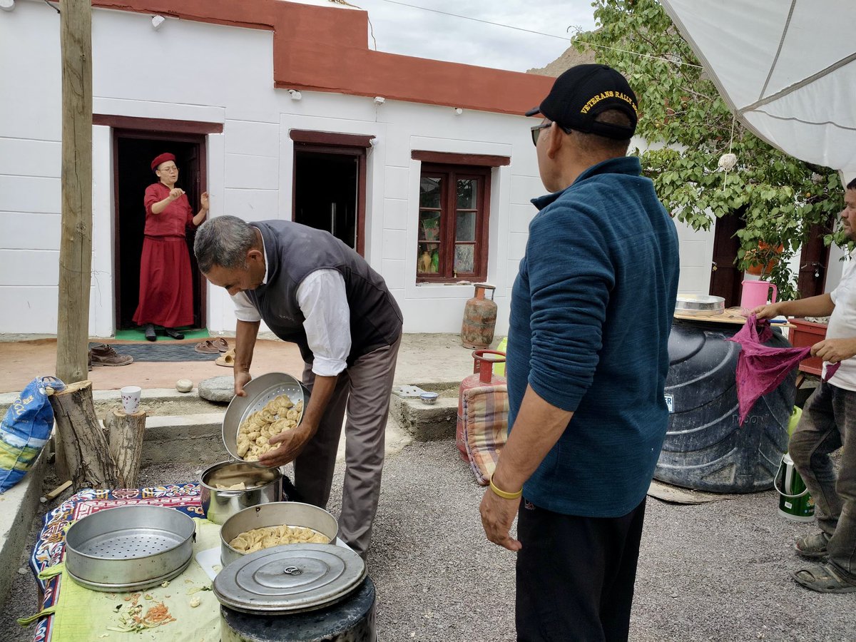 Drukpa's tweet photo. In support of the Summer Retreat in Tia village, Ladakh, retirees from the Indian army volunteered to cook, prepare, and offer food for the nuns over two days.
#GyalwangDrukpa #Drukpa #DrukpaNuns #SummerRetreat #Ladakh #TiaVillage #Offering #RetiredIndianArmy #Appreciation https://t.co/hqhcK1GMzz