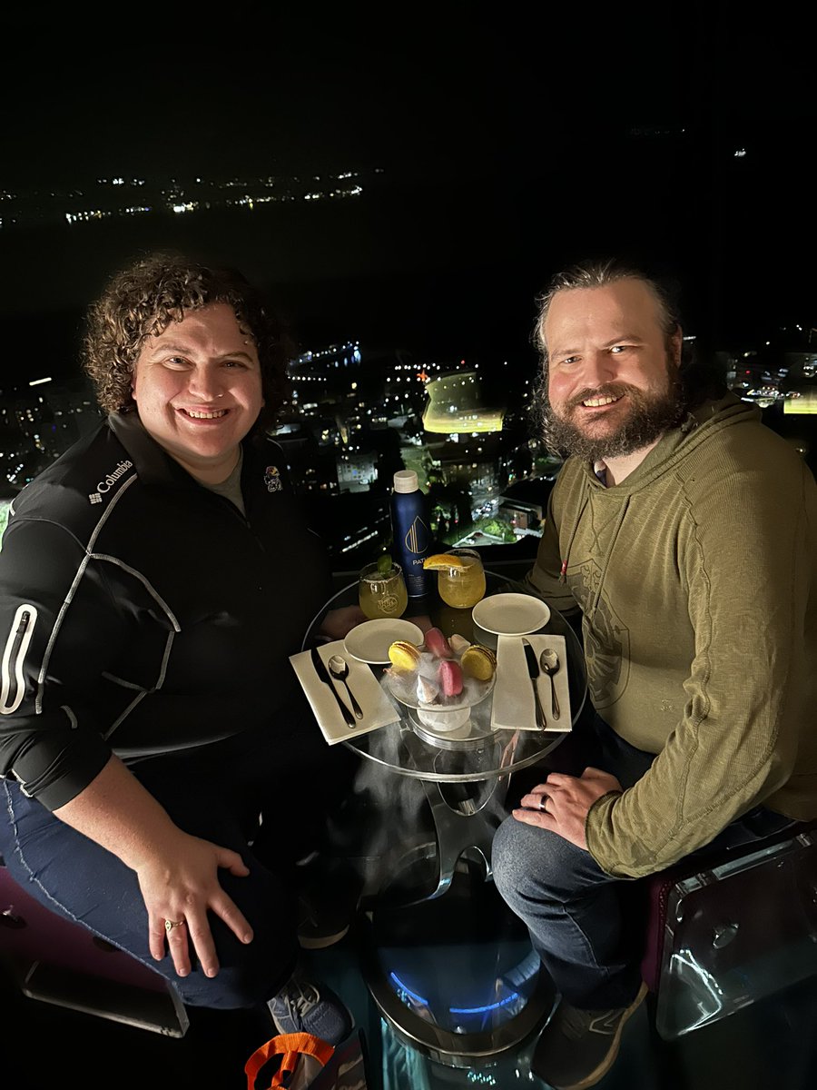 justinwlacy's tweet photo. Dessert and cocktails with @starryaloha at the top of the space needle. https://t.co/5p1tHq3OlO