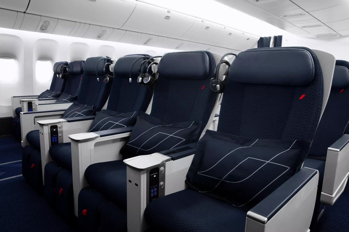 airplusnews's tweet photo. 🇫🇷 La "Premium Economy" d’Air France devient tout simplement "Premium".

▫️Avec la montée en gamme du produit, Air France repositionne sa marque et supprime le mot Economy de cette cabine. 

Les ➕ : cabine élégante avec des sièges plus confortables, une restauration étoilée au départ de Paris, ainsi qu'une sélection de vins, champagnes et bières françaises.