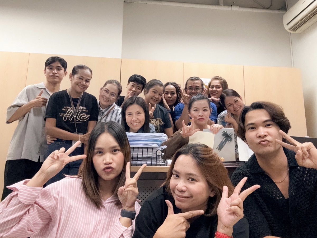 FahFlorence29's tweet photo. ถือว่าทุกคนทำสำเร็จ 🎉

วันนี้ พี่ดารา ซุ่มเงียบวางแผนกับน้องๆในทีม นำเค้กร้านที่ชอบกิน บุกเซอร์ไพร์ส ผ่าน VDO Call

ขอให้ทุกคำอวยพรกลับคืนสู่ทุกคนเป็นหมื่นแสนเท่า
ขอให้พีท @wachapete ประสบความสำเร็จ และมีความสุข ❤️💕 https://t.co/yrtICFK2Uy