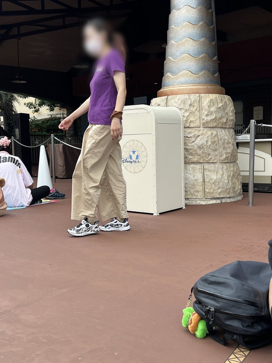 pico08shop09's tweet photo. 因みにこの動画はわたしの位置から右側の列で起きましたが､この方キャストさんに呼ばれるまではわたしの左側の列と更に1つか2つ左側の列にも回ってました。
右側の列は元々別のバイヤー(画像参照)が座っておりました。
最初に元々居た方にお声かけしたら､動画の元締めが現れた感じです。 https://t.co/KblEPZlTaf
