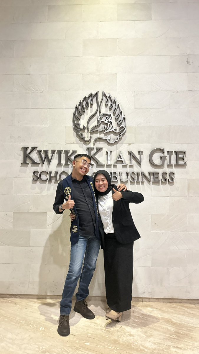 mutiaraocty's tweet photo. trimsss sbnyak2nya sama dia, wlaupun nanti km gbsa dtg aku wisuda, km dtg tbtb dihari sidang itu udh lebih dri ckp ren, pdhl mesti pp krwg-jkt &amp; smpe krwg jam 12mlm🥹
ayo trs ada dihari2 aku&amp;smua pncapaian lainnya!
blg makasi disini, krn pasti nnti dia jg akan baca twt ini🫵🏻🤍 https://t.co/BWi3Z4vQl3
