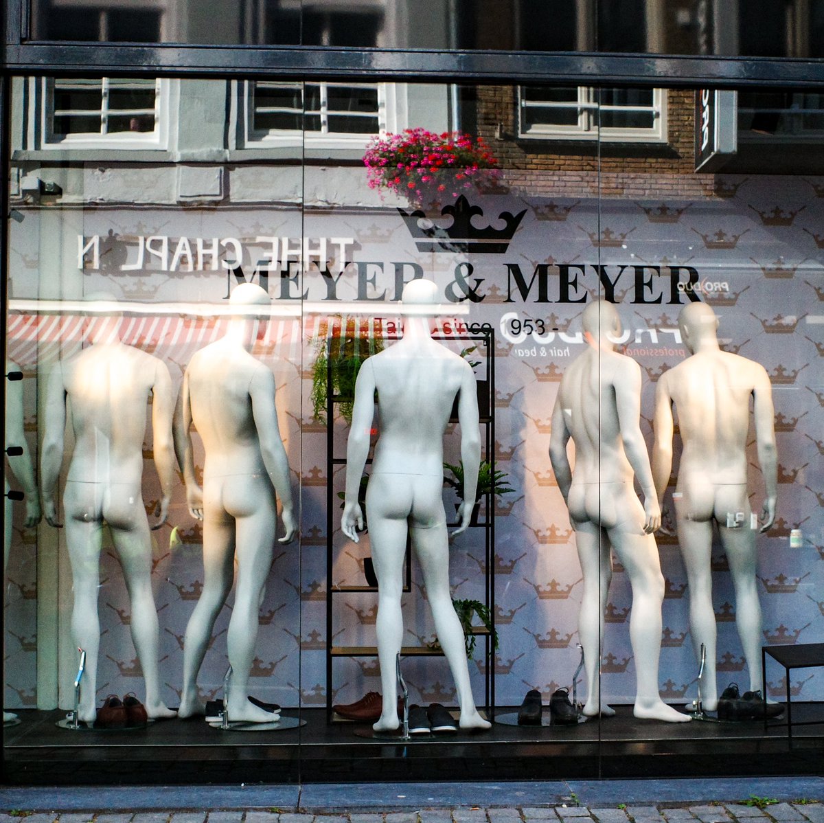 #Straatjutten 4824: Nieuw!
Eindelijk ook in Nederland verkrijgbaar! Deze modezaak in Den Bosch verkoopt De Nieuwe Kleren van de Keizer. En wat staan ze goed! Alleen de schoenen lijken me nog oud.

#ideeënstarter: speel in op een sprookje of bekend verhaal.