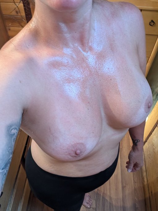 Forgot to post my sweaty pic after my 2 mile run https://t.co/WQ7NMtwJiE