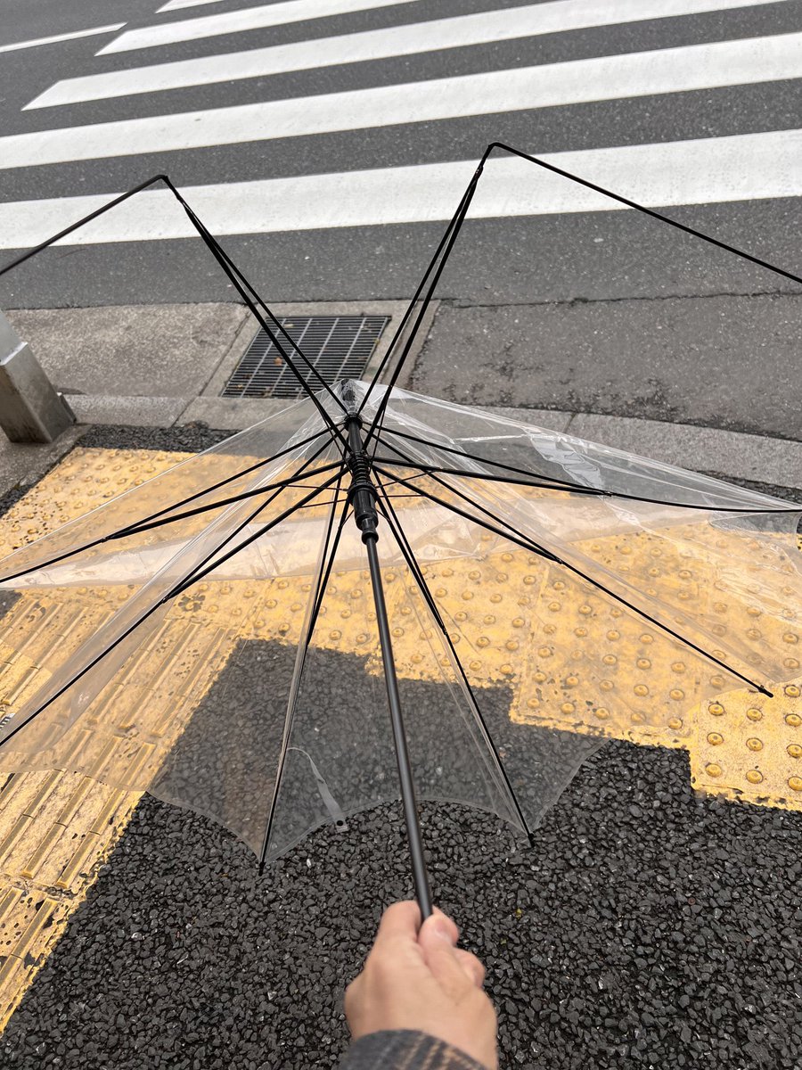 「近所の本屋に行くルートに大きなビル(元HPビル)があって過去2回雨天の日のビル風」|遠藤平介のイラスト