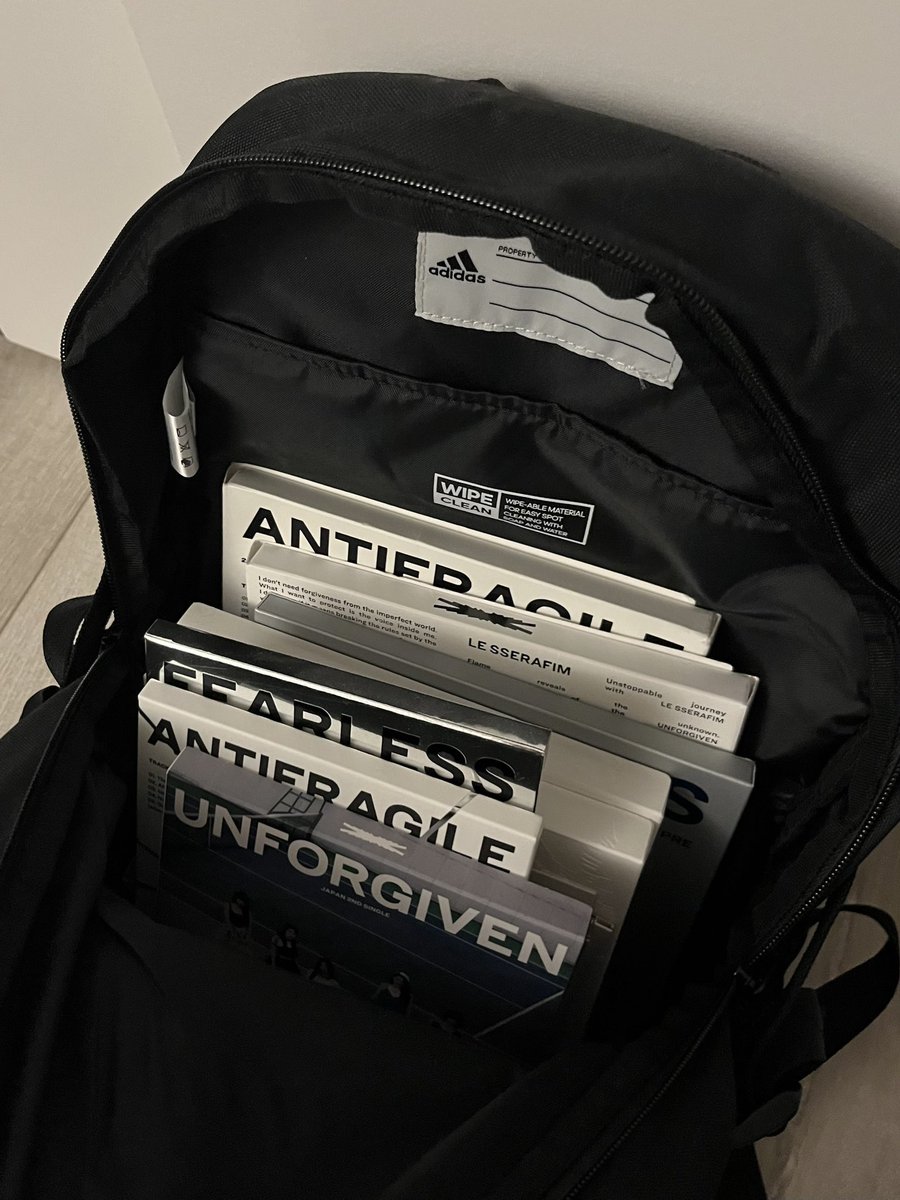 M1N1MINARI's tweet photo. moving out for college and packing ONLY the essentials https://t.co/7hiCbiFYVb