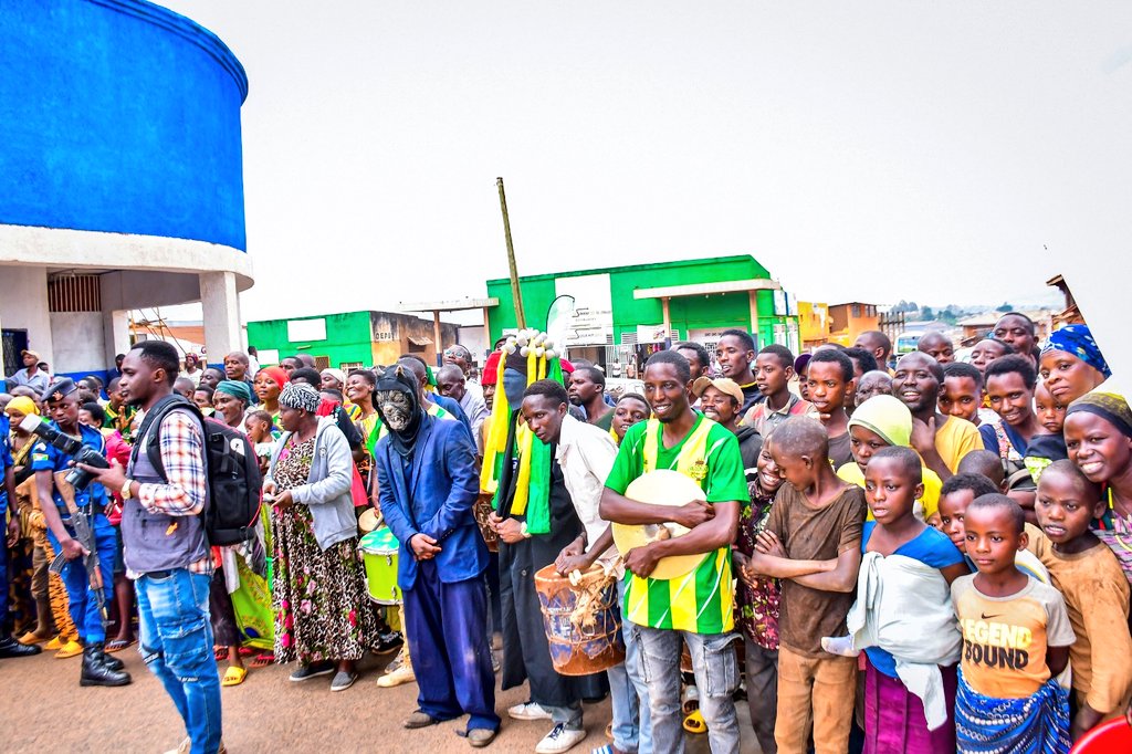 ABPInfos's tweet photo. 3/4 Le Représentant du gouverneur de la @BankiNkuru M. Mutima Eric a félicité la #CORILAC Microfinance pour le pas déjà franchi en implantant des agences dans différentes provinces du pays avec objectif d'accompagner la populat° ds leurs travaux visant le développement du pays. https://t.co/sDBkZLgLSI