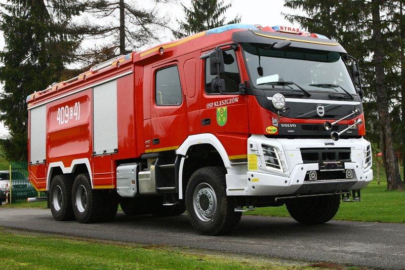 teambestioles's tweet photo. #jeudibestiole
Direction la 🇵🇱 avec ce superbe @VolvoTrucksFR FM carrossé par #BOCAR. Châssis 6x4, 418🐎,cabine 5🧑🚒,8000l d'💧et 800l de 🫧.
Il est doté d'une pompe 3000l/8b ou hp 450l/40b.
La pompe alimente un canon 3500l et le dosage de 6 ou 3% assuré par un système CAFS. https://t.co/l7EuroPQ3w