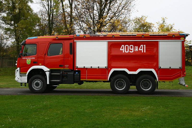 teambestioles's tweet photo. #jeudibestiole
Direction la 🇵🇱 avec ce superbe @VolvoTrucksFR FM carrossé par #BOCAR. Châssis 6x4, 418🐎,cabine 5🧑🚒,8000l d'💧et 800l de 🫧.
Il est doté d'une pompe 3000l/8b ou hp 450l/40b.
La pompe alimente un canon 3500l et le dosage de 6 ou 3% assuré par un système CAFS. https://t.co/l7EuroPQ3w