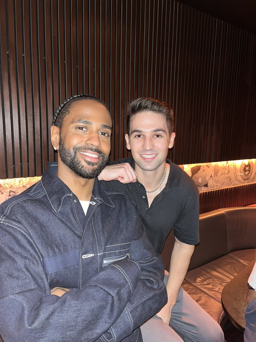 gothamhiphop's tweet image. I said “I’m Joey from twitter” he said “I know” 😭
BIG SEAN AOTY