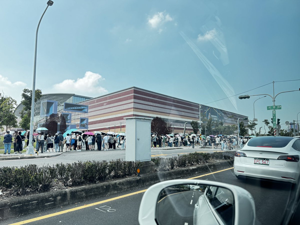 tainan_itme's tweet photo. 這是一個文博會排隊要一個小時曬太陽才能進場
老人果斷回家的照片 https://t.co/nysSaWBG53