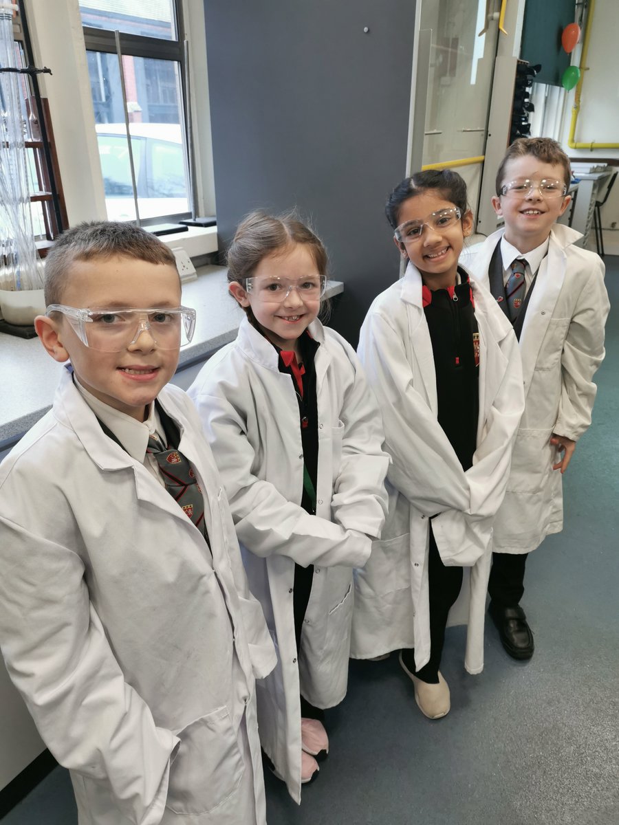 BablakeJunior's tweet photo. #ThrowbackThursday to when Year 3 blasted off on an explosive journey into the world of Science by visiting the Science labs @BablakeSchool.

The children enjoyed hands-on exploration of chromatography and were delighted with the effects of adding biocarbonate of soda to vinegar. https://t.co/9afg1u4Ren