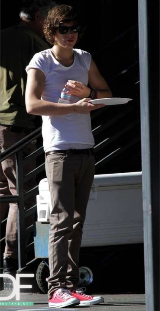 Harry Styles Sagging White Boxers #sagging #sagginglow #sagger #HarryStylesSagging #CelebSagging