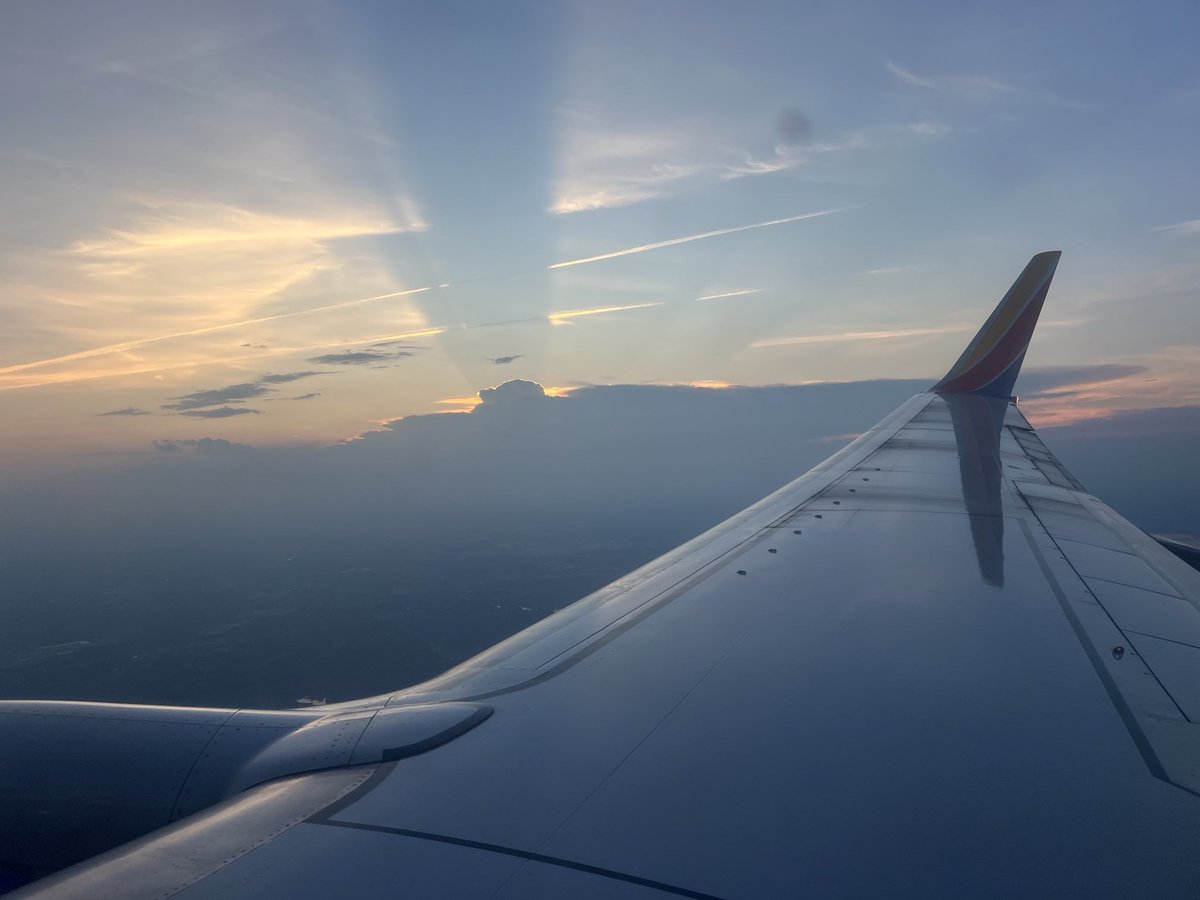 mammatusman's tweet photo. How about amazing Cb rays west of ⁦@BWI_Airport⁩ on ⁦@SouthwestAir⁩ #luvswa #mdwx https://t.co/7gJQRVdJGK