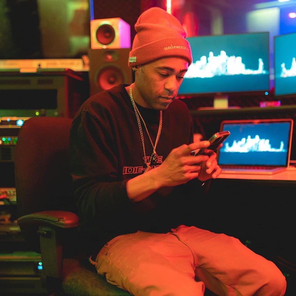 BridgeStudiosNY's tweet photo. The weekends coming up and the phone lines and website have been active!!!

Get your sessions locked in today at our website ( https://t.co/Z2Q45iHu3B ) 
#Buffalo #NewEra #BillsMafia  #ECC #BuffaloHipHop #Studio #UB #VillaMaria https://t.co/aKZe8oT5t4