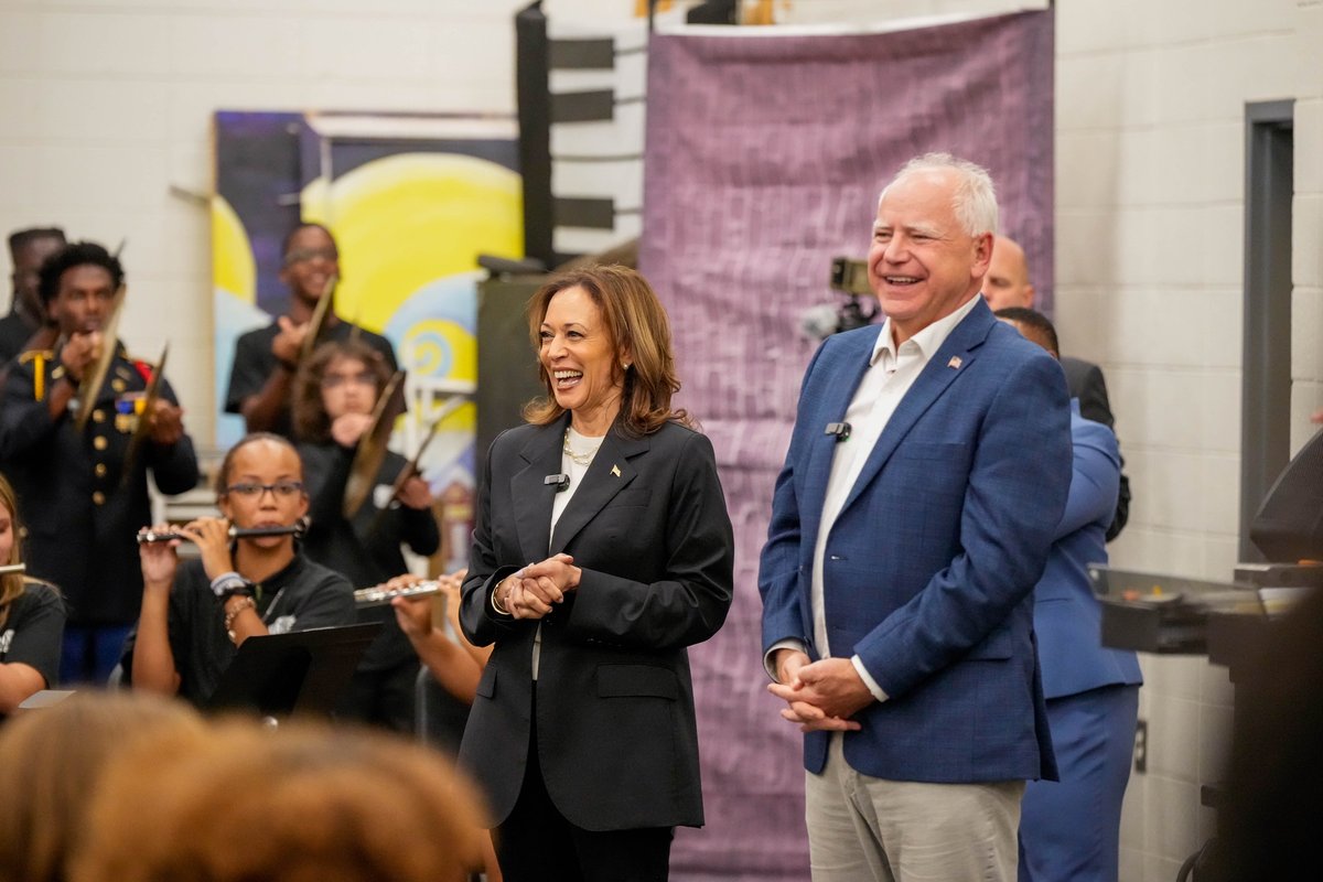 KamalaHarris's tweet photo. Thank you, Savannah. 

I look forward to day two of our Georgia bus tour tomorrow. https://t.co/j4nJpcsJyb