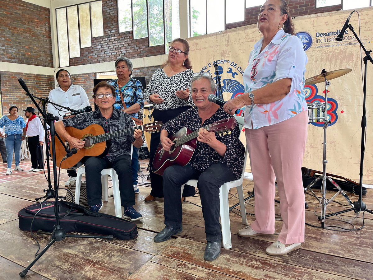 SocialCundi's tweet photo. 👴🏼👵🏻 En #Pacho, más de 300 personas mayores disfrutaron del concurso #TalentoMayor, en el que mostraron sus grandes habilidades artísticas con bailes, coplas y presentaciones musicales. 👏🏼 https://t.co/z6zg7Y1MLm