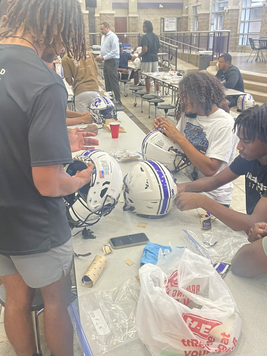 Coach_LaFavers's tweet photo. Dads and Decals…
That means less than 48hrs away from kicking off the 2024 season!
#Team13 loading #Earnit24 https://t.co/iauedoIywH