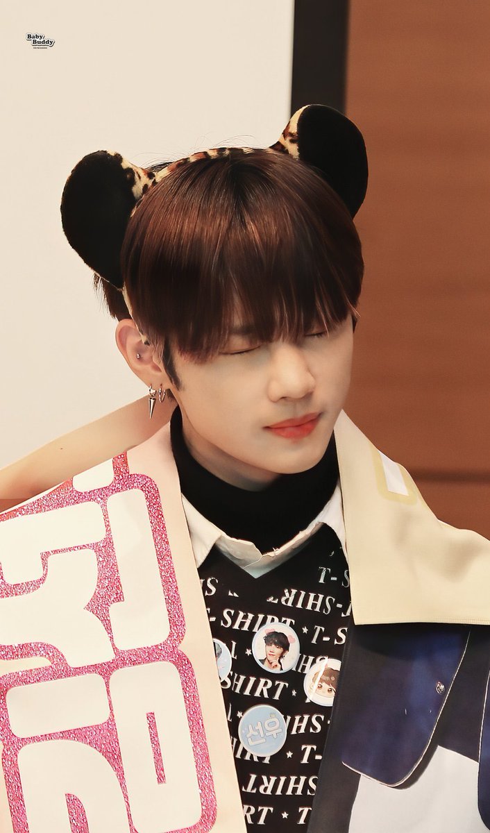 maIteserS2's tweet photo. 19년 되고 아직 1월이면 졸업식 전이라 그런가 스무살인데 고딩티 못 벗은 거 미치겠네 https://t.co/8zWxN0WXU9