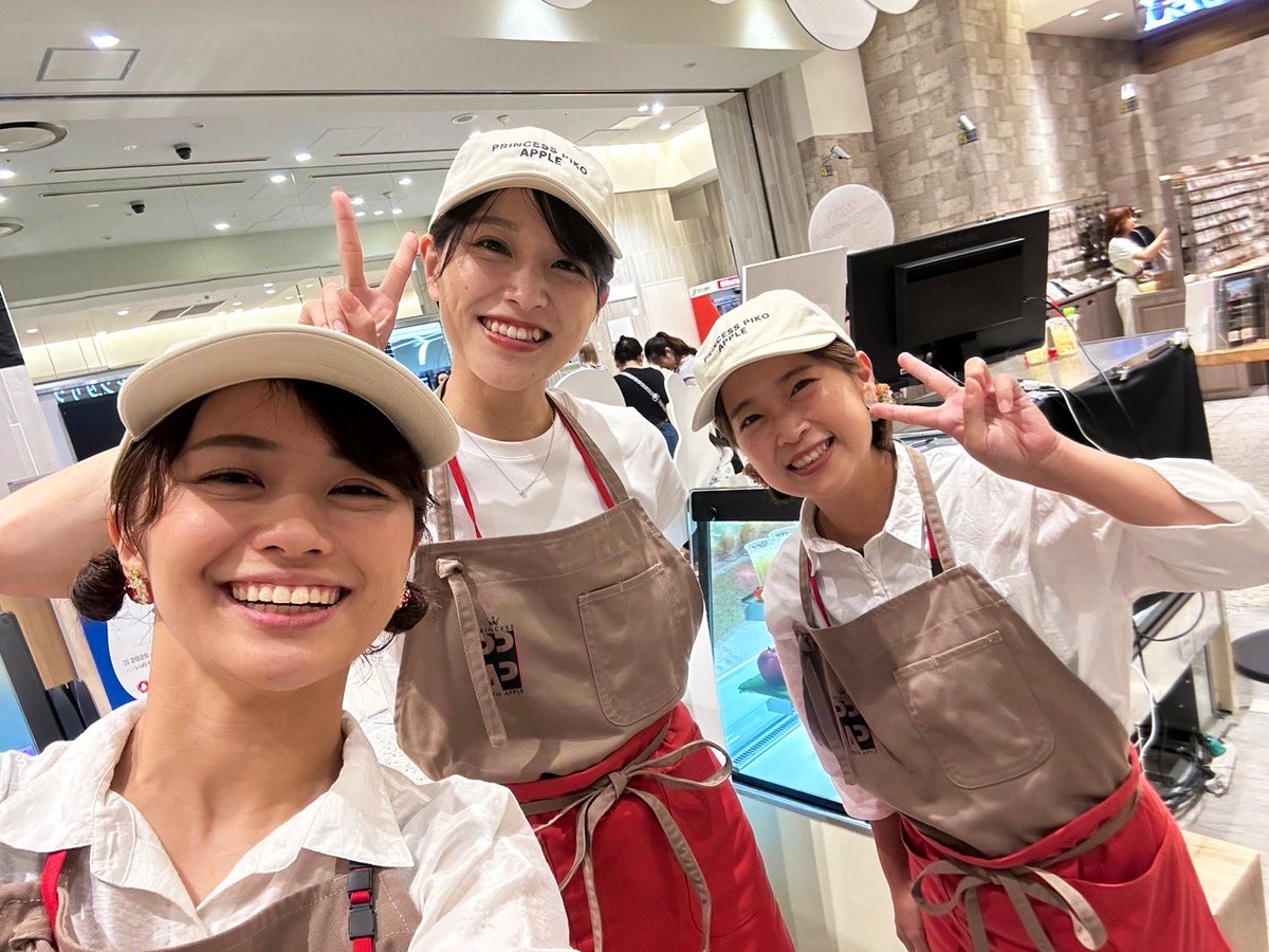 0225Hanayama's tweet photo. PRINCESS PIKO  APPLE イベント8/27で
終了しました！🍎
少しでしたがお手伝いできてよかったです🧡
大阪はコップ売りがあったので飲んだ瞬間の美味しそうなお客様のリアクションをみたり言葉を聞けたりするのが楽しかったです😊
安枝社長の人柄、縁を感じたイベントでした！
ありがとうございました✨ https://t.co/LktVNmjxdg